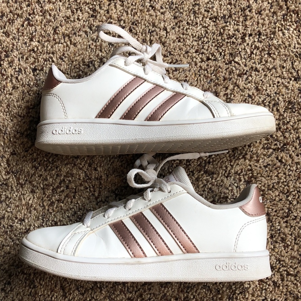 Adidas Superstar 3 stripes Youth size 1 white/metallic sneaker